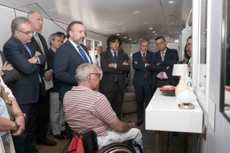 Foto de un momento de la visita a la casa de Fundación ONCE