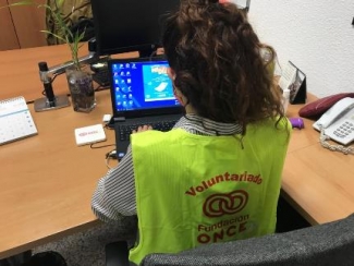 Foto de una voluntaria de Fundación ONCE