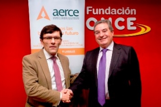 Foto del saludo tras la firma del convenio en Fundación ONCE