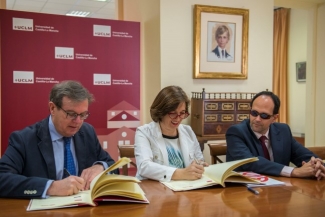 Foto de la firma del convenio