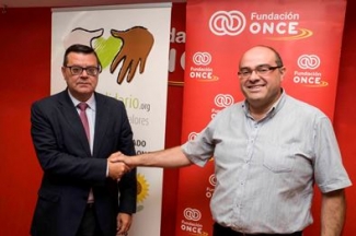 Imagen en la que los dos firmantes del acuerdo se dan la mano