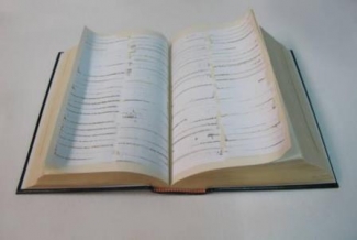 Imagen de la obra expuesta. Una Biblia tachada con típex