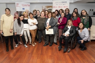 Imagen de participantes en el acto de entrega de diplomas