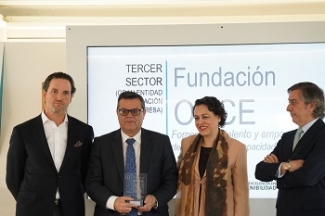 Jose Luis Martínez Donoso recogiendo el premio junto con la ministra Magdalena Valerio