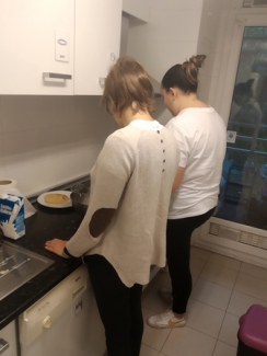 Foto de dos usuarios cocinando