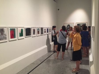 Imagen de una visita a la exposición