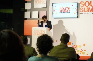 Foto de Alberto Durán en su exposición