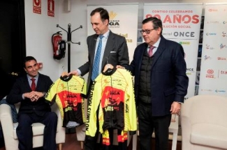 Foto del momento de la donación en Fundación ONCE