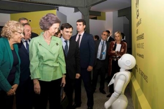 Foto de la Reina con un robot de la Bienal