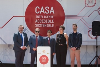 Foto de familia tras la presentación de la Casa de Fundación ONCE