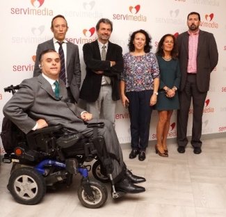 Foto de familia de las personas que han intervenido en el encuentro de Fundación ONCE