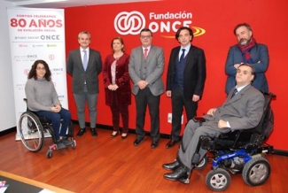 Foto de familia tras la firma del convenio en Fundación ONCE