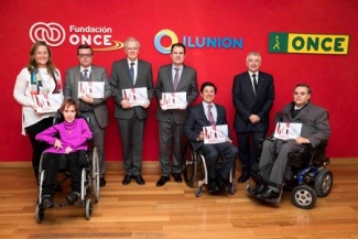 Foto de familia posando con la publicación