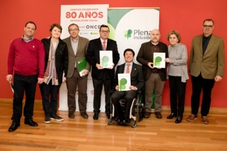 Foto de familia antes de la presentación del Informe en Fundación ONCE