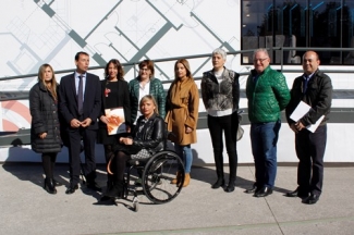 Foto de familia tras la inauguración de la casa de Fundación ONCE