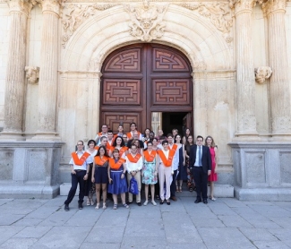 Imagen de los alumnos en la puerta de la universidad