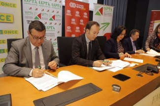 Foto del momento de la firma