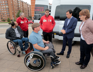 Imagen de la furgoneta por fuera con gente delante