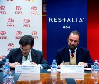 Foto del momento de la firma del convenio entre Fundación ONCE y Restalia