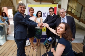 Foto de los representantes institucional tras la presentación