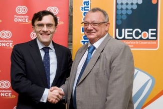 Foto del saludo tras la firma del convenio