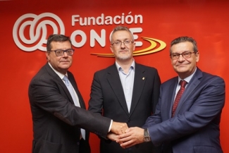 Foto del saludo tras la firma del convenio