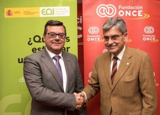 foto del saludo tras la firma del convenio