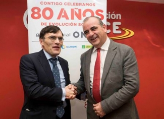 Foto del saludo tras la firma del convenio