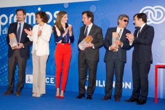 Foto de la Reina con autoridades y premiados