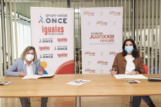 Imagen de las representantes de las entidades firmando el convenio