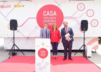 Foto de familia con las autoridades