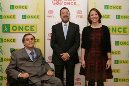 Foto de familia tras la firma del convenio