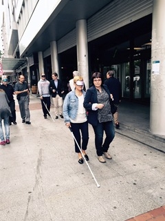 Foto de un momento de uno de los simulacros de discapacidad