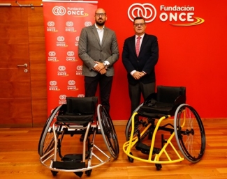 Foto del momento de la entrega de las sillas