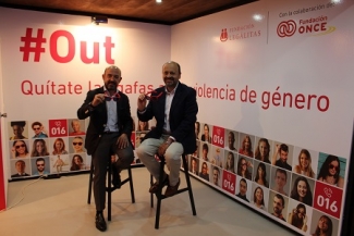 Imagen de José Luis Barceló y Miguel Ángel Villanueva quitándose las gafas