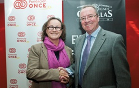 Foto del convenio tras la firma de la adhesión