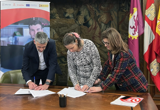 Foto de la firma del acuerdo