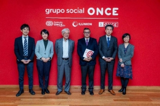 Foto de la delegación con el director general de Fundación ONCE