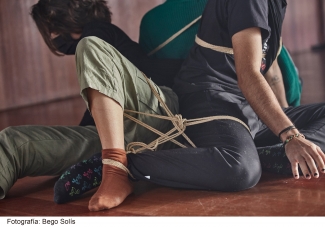 Foto de Bego Solís en la que se ve a tres personas atadas entre sí. En una de ellas se percibe mascarilla