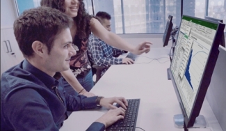 Foto de una persona con discapacidad delante de un ordenador