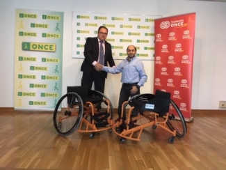 Foto del saludo tras la firma de la silla