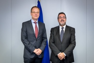 Foto de Miguel Carballeda con Tibor Navracsics