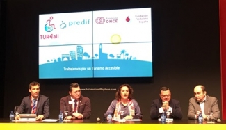 Foto de la mesa de presentación