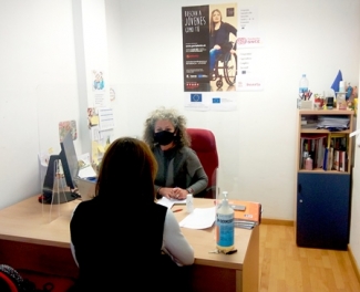 Foto de una entrevista a una persona con discapacidad