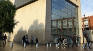 Foto de un alumno con discapacidad en la universidad