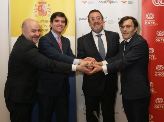 Foto del saludo tras las presentación