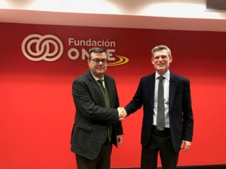 Foto del saludo tras el acto de donación