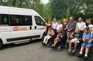 Foto de la furgoneta con los usuarios