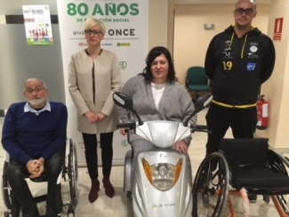 Foto de la donación de las sillas