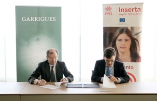 Foto de l momento de la firma del convenio